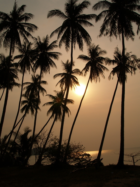 Sun setting at Lipa Noi Beach