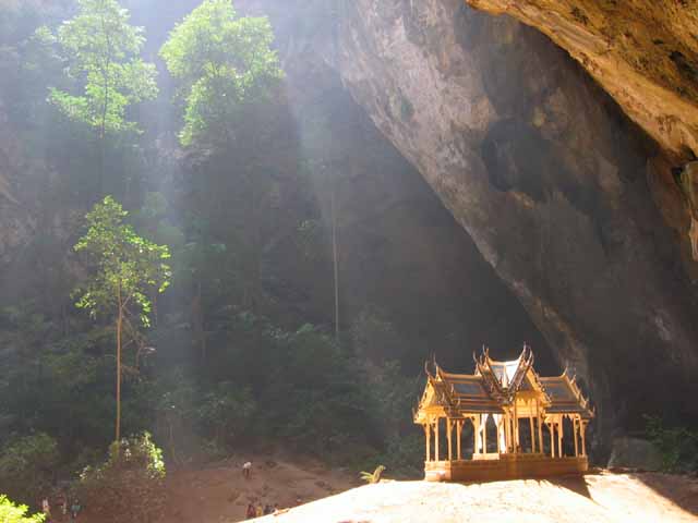 Bhraya Nakhon Cave